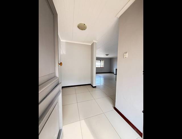 4 BEDROOM HOUSE FOR SALE IN BERGZICHT